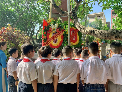 Các e học sinh tưởng niệm những vị anh hùng liệt sĩ
